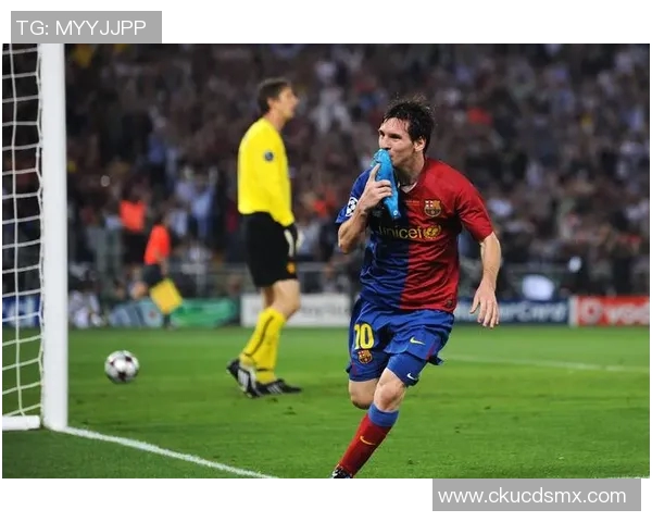 足球明星与深情女孩的温馨瞬间展现青春与梦想的交汇